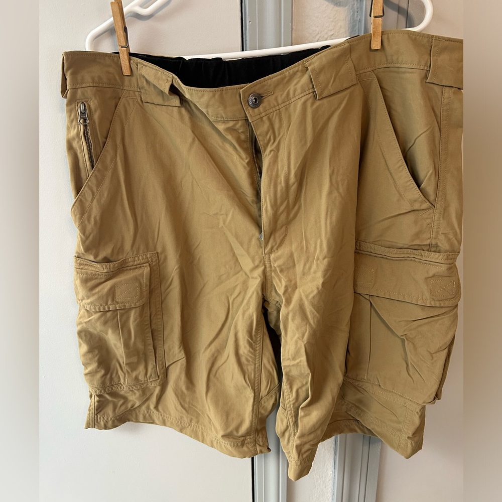 Duluth size XL khaki cargo shorts